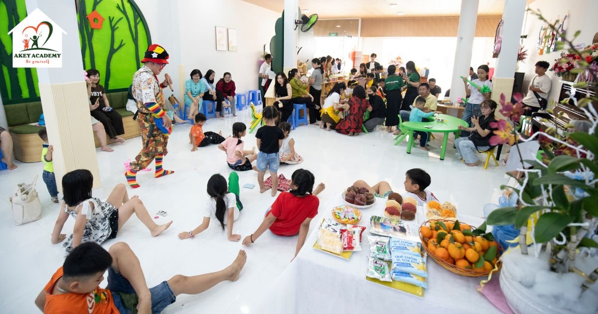 KHAI TRƯƠNG AKEY ACADEMY – CHI NHÁNH BÀ RỊA Các con vui chơi các hoạt động cùng chú hề