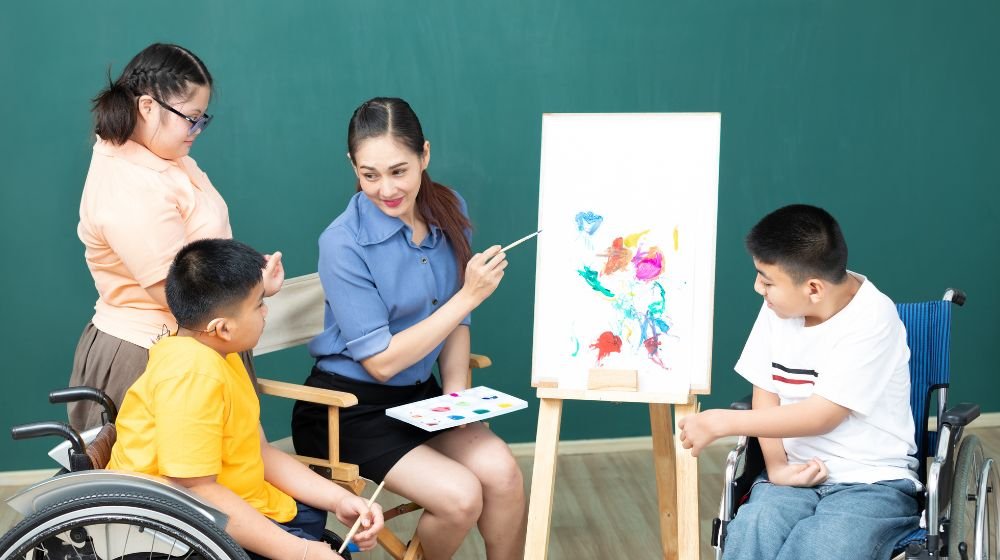 Trẻ khuyết tật tham gia học tập trong lớp học hòa nhập