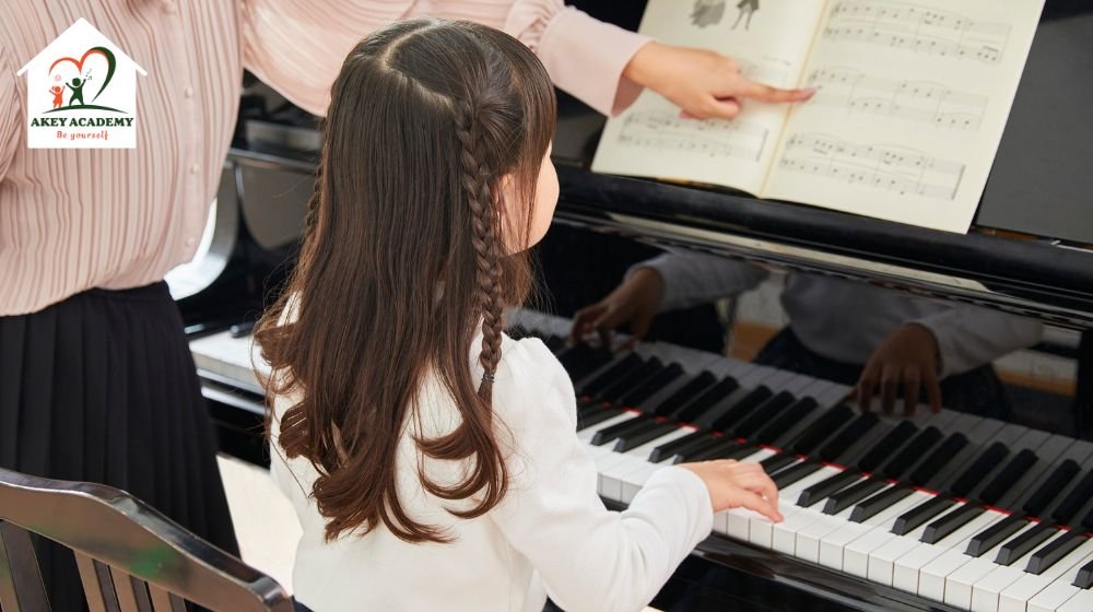 Khi chơi piano, trẻ phải kết hợp nghe âm thanh, quan sát phím đàn và điều khiển đôi tay theo nhịp.