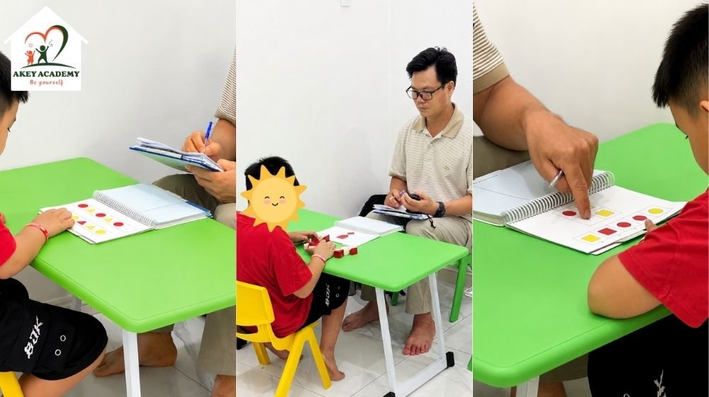 Chuyên gia tâm lý thực hiện test đánh giá cho trẻ tại AKey Academy