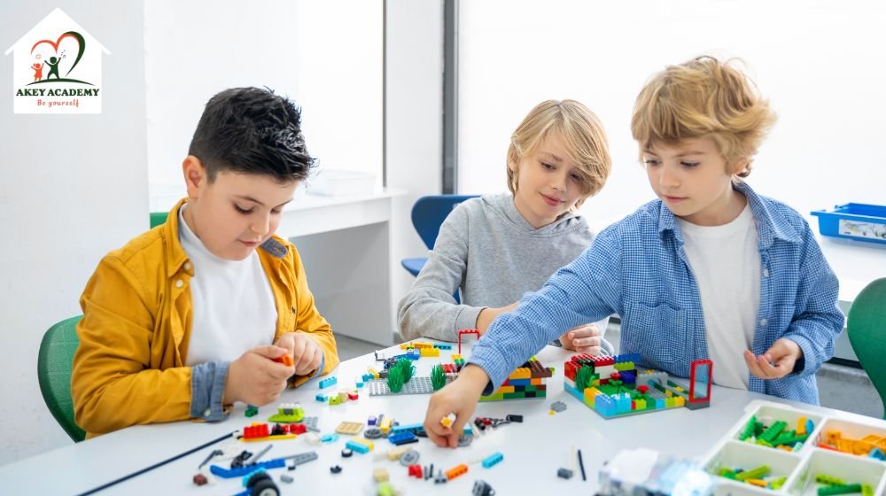 Lego trị liệu là gì? Lợi ích và cách ứng dụng trong hỗ trợ giao tiếp xã hội cho trẻ Trong Lego trị liệu, trẻ được rèn chờ lượt, hợp tác và tương tác với bạn.