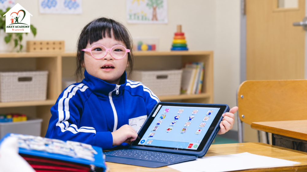 trẻ kết hợp lời nói và công cụ aac khi giao tiếp