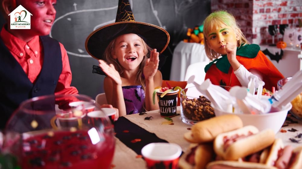 các bé mặc trang phục hóa trang và cùng nhau dự tiệc halloween
