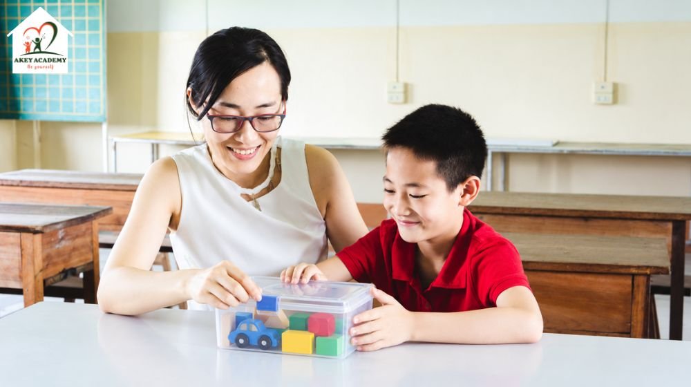trẻ đưa hộp đồ chơi cho mẹ để nhờ mở